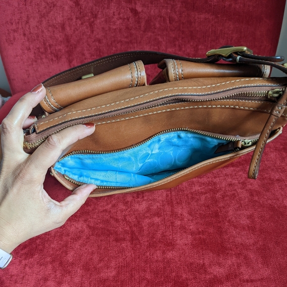 SOLD - Gorgeous Preloved Coach Glovetanned Leather Shoulder Bag in a tan color - Picture 6 of 14